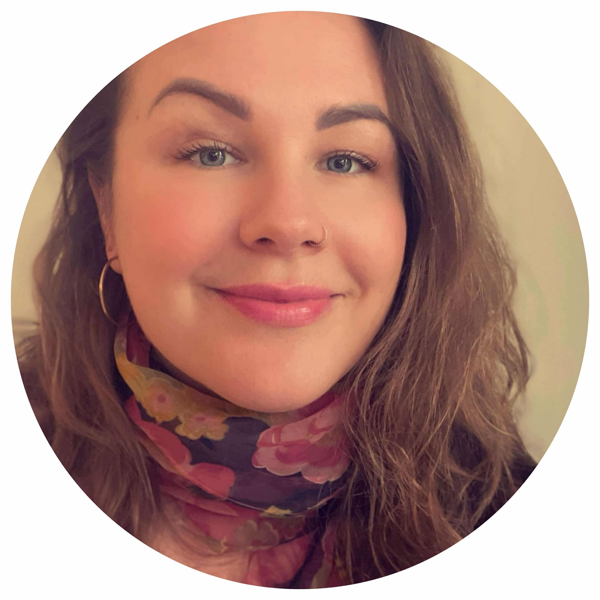 Portrætfoto af psykoterapeut i Århus C psykoterapeut Christina Stigbjerg med løst langt brunt hår og blomstret tørklæde om halsen